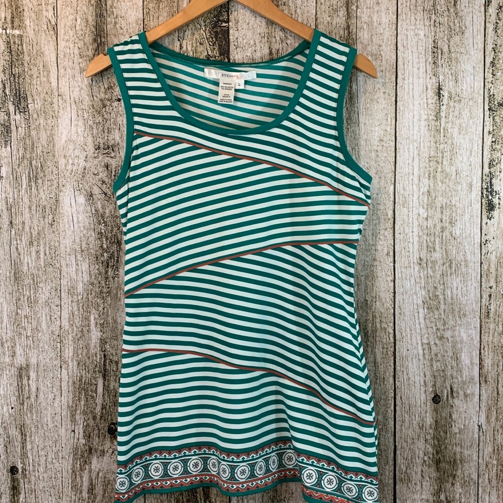 Really cute sleeveless top by Studio M, size L